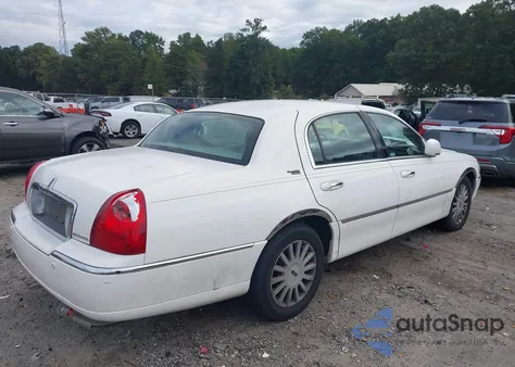 2005 Lincoln Town Car Signature Limited from USA, damaged, VIN 1LNHM82W55Y643908